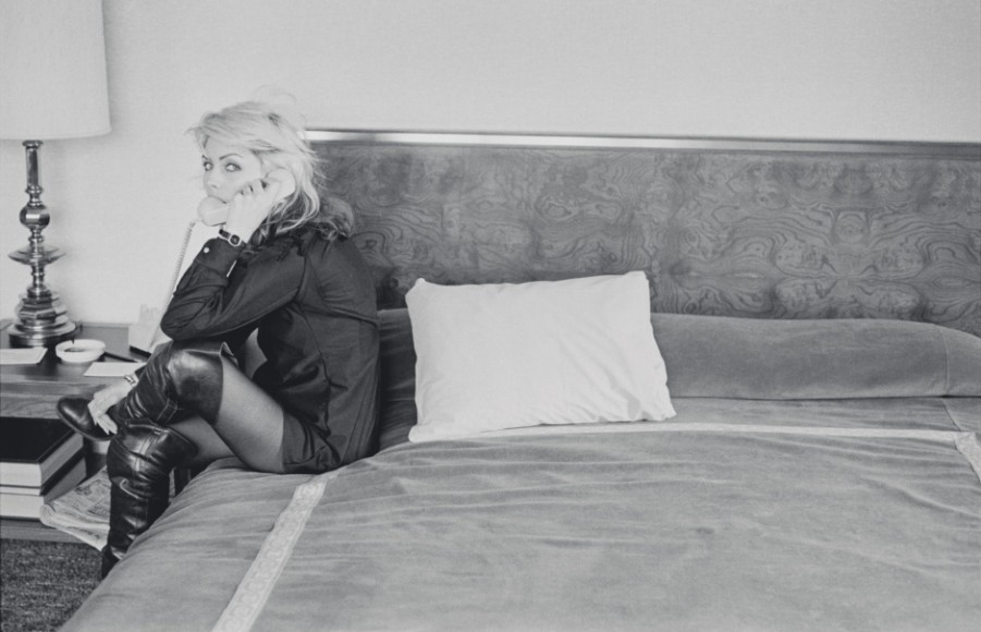 Debbie Harry em um quarto de hotel europeu em 1977, por Chris Stein