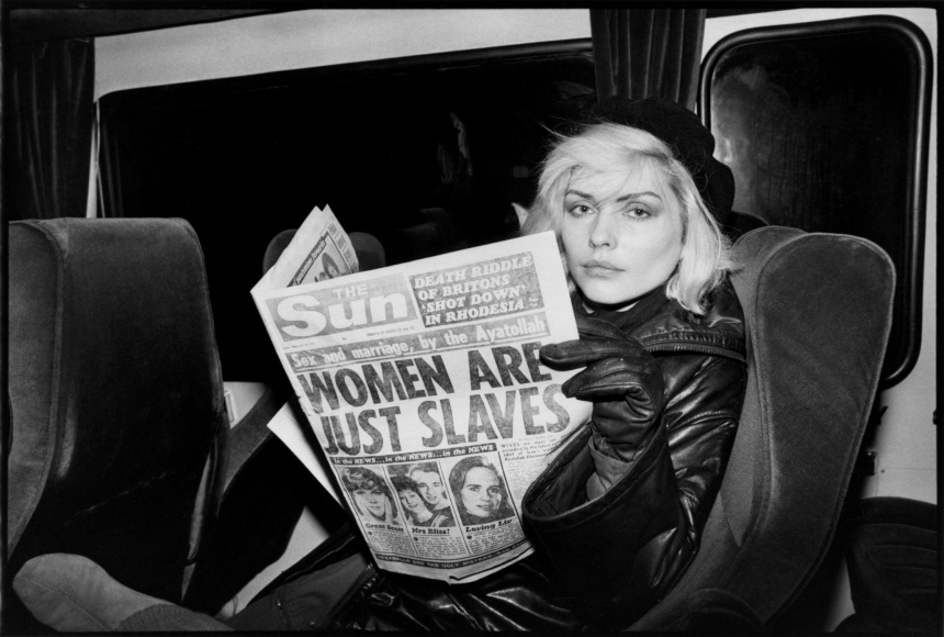Debbie Harry lendo o tablóide The Sun sobre sexismo dos aiatolás, por Chris Stein