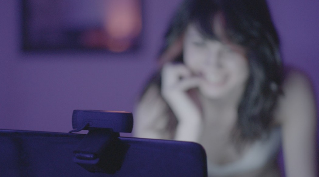 O documentário Cam Girlz, de Sean Dunne, apresenta os relatos e dia-a-dia de diversas mulheres que trabalham com pornô online usando apenas suas webcams.