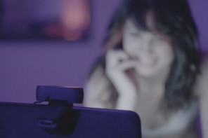 O documentário Cam Girlz, de Sean Dunne, apresenta os relatos e dia-a-dia de diversas mulheres que trabalham com pornô online usando apenas suas webcams.