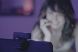 O documentário Cam Girlz, de Sean Dunne, apresenta os relatos e dia-a-dia de diversas mulheres que trabalham com pornô online usando apenas suas webcams.
