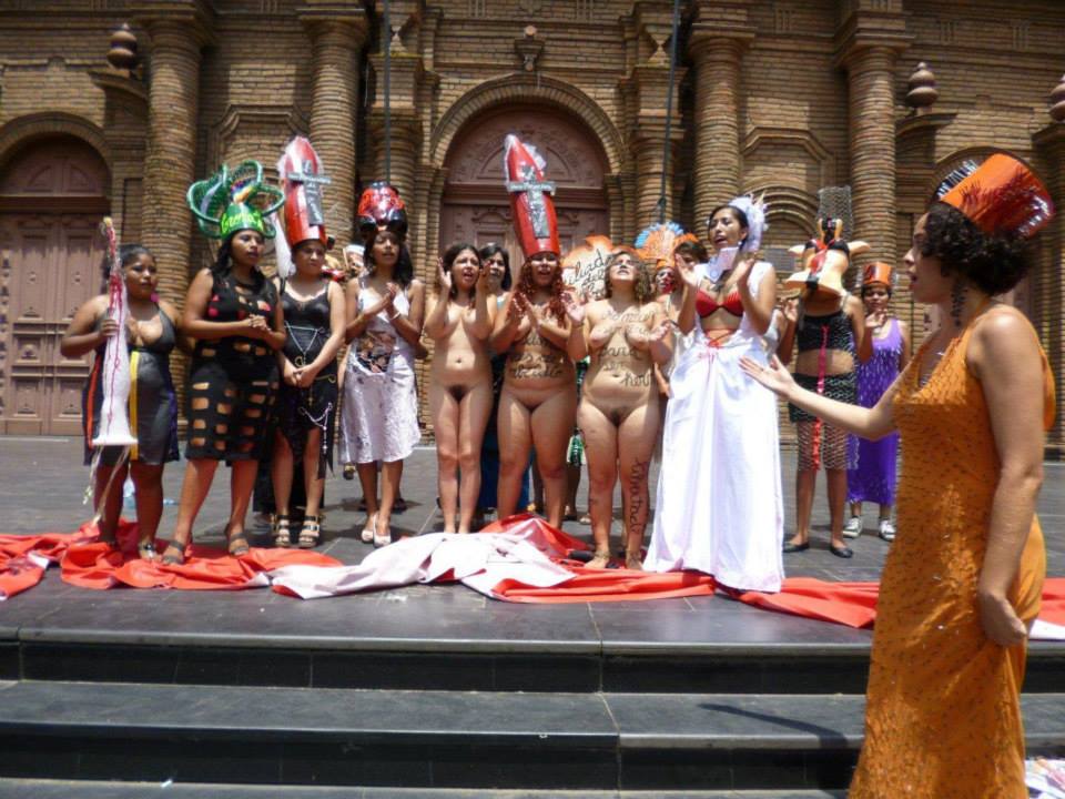 Protesto das Mujeres Creando em frente à catedral Santa Cruz, Bolívia (8/3/2014)