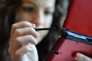 Anita Sarkeesian com seu Nintendo 3DS