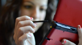 Anita Sarkeesian com seu Nintendo 3DS