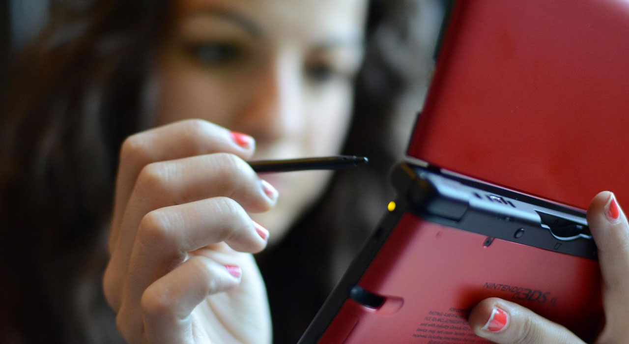 Anita Sarkeesian com seu Nintendo 3DS