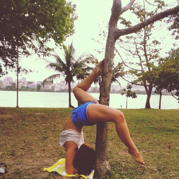 Carol Martins fazendo pole dance na natureza