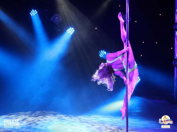 Bendy Kate em competição mundial de pole