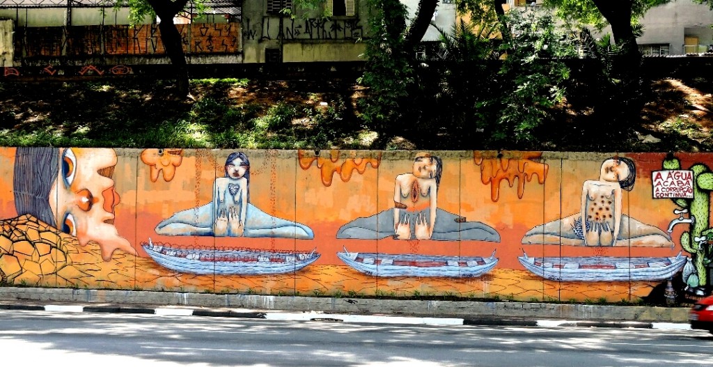 "Em falta d'agua, vai sangue. Aguaceiro não enche bacia. Craquela o couro. Deserta o corpo. Em guerra civil o rei é dono de bica". Av 23 de maio, SP, 2015. Foto: Paulo Espirito