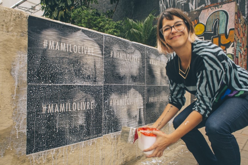 Julia e os mamilos libertos