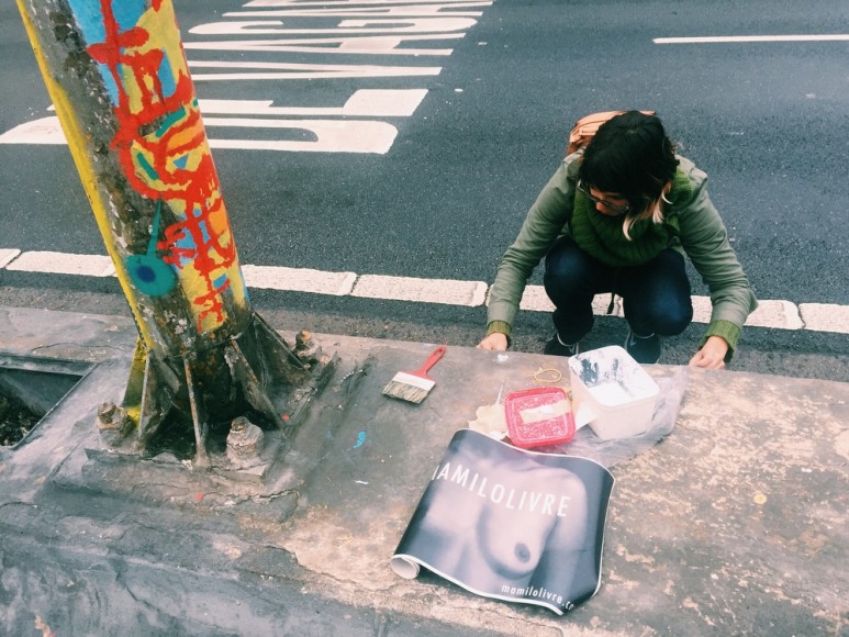 Julia e a arte de colar peitos