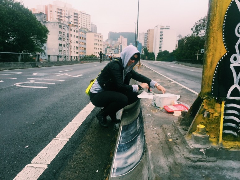 Anna Crô colando peitos no Minhocão