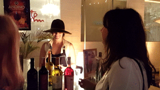 De buenas, tomando vinho com a Bia Granja