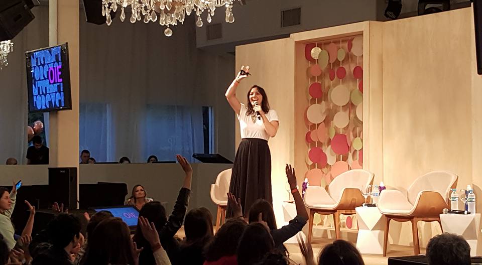 Bia Granja no palco. A-woman!
