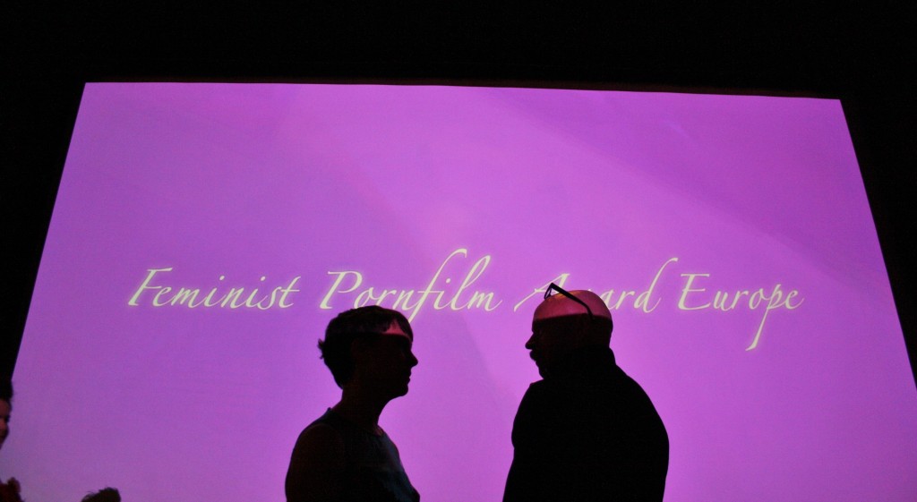 Jennifer Lyon Bell e Buck Angel conversam antes do início da premiação