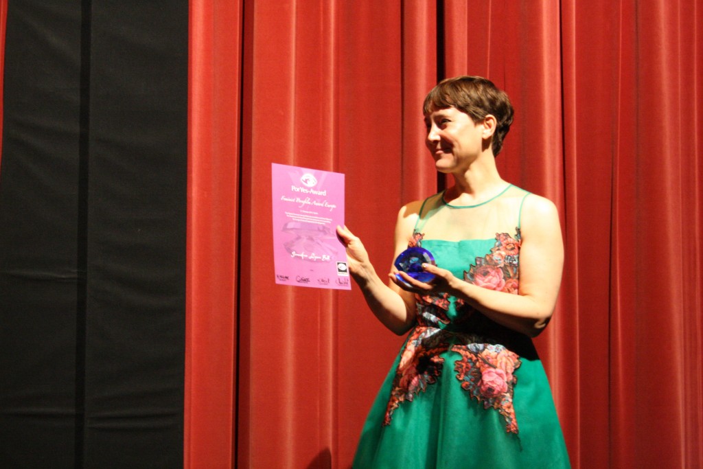 Jennifer Lyon Bell recebe prêmio pelo filme "Silver Shoes" 