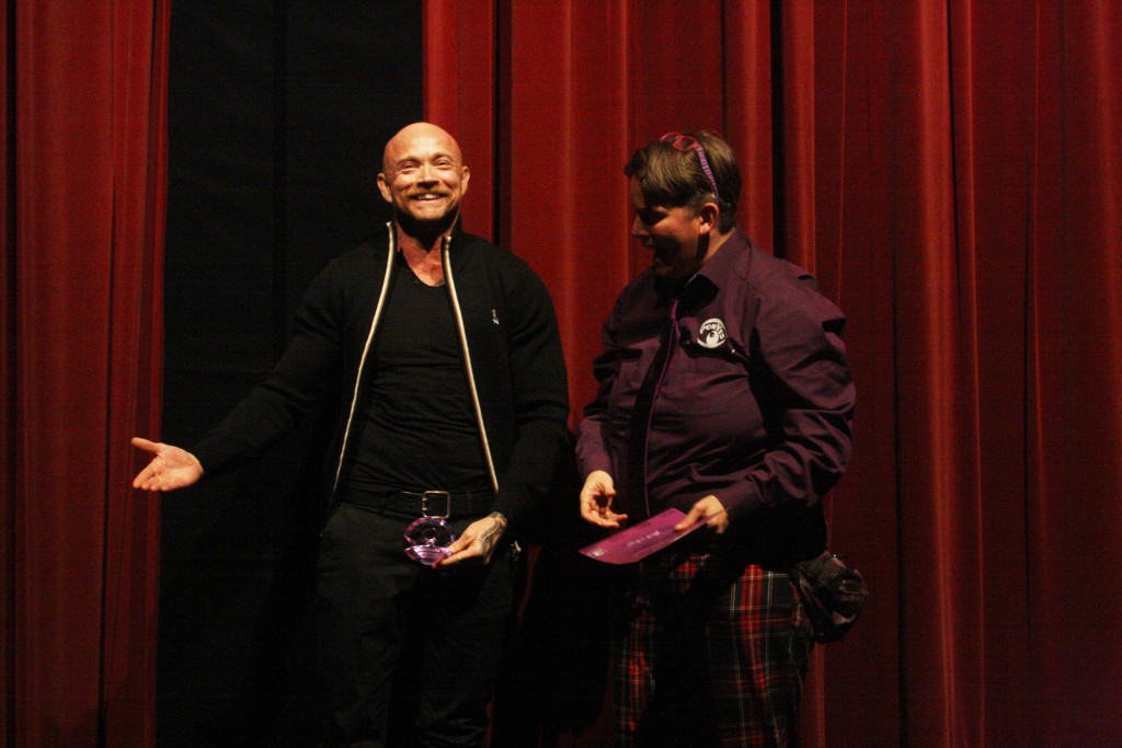 Buck Angel recebe prêmio por sua contribuição na causa LGBT