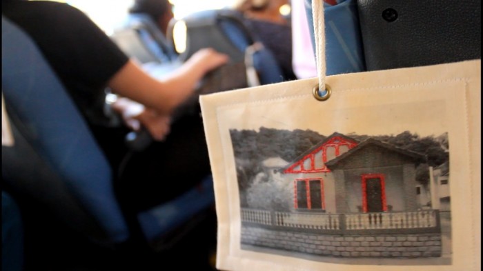 Bordado de Paula Franchi – uma das curadoras – na Piscina