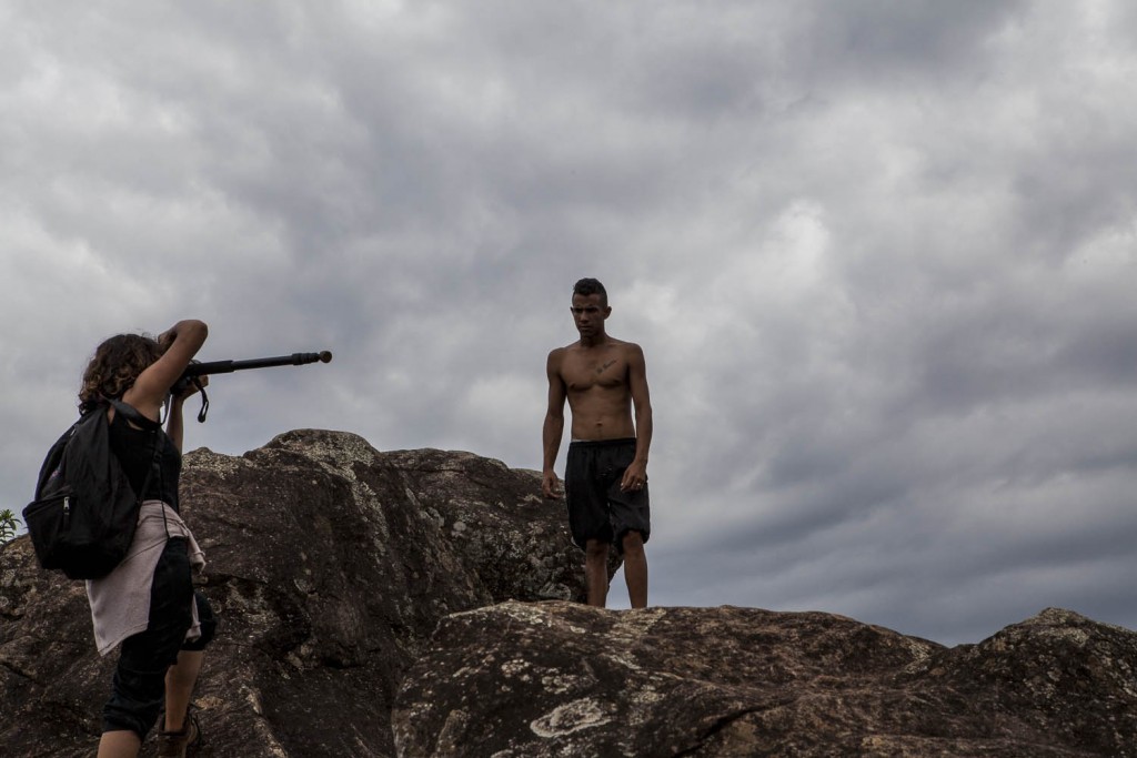 Aline Lata fotografa um dos meninos | Foto: Helena Wolfenson