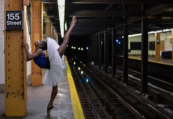 Ingrid Silva no metrô de NY. 