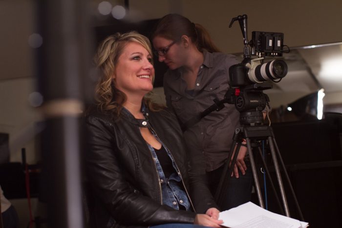 Diretora Amy S. Weber durante as filmagens de A Girl Like Her