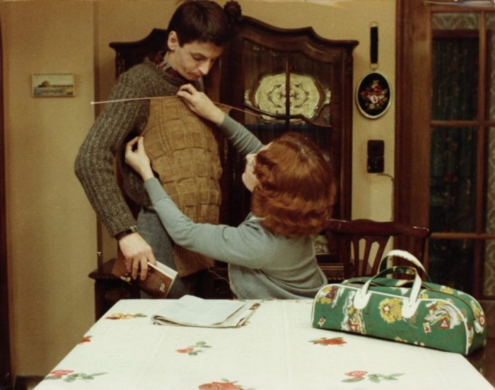 jeanne-dielman-23-quai-du-commerce-1080-bruxelles-1975-002-delphine-seyrig-knitting-pullover