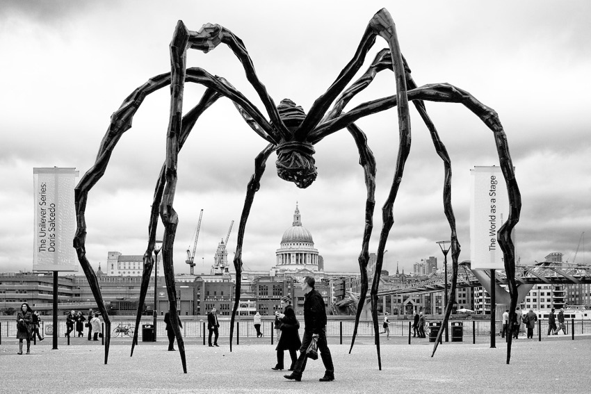A aranha gigante de Louise de Bourgeois. Dá pra fazer um tour virtual para ver melhor a escultura clicando aqui.