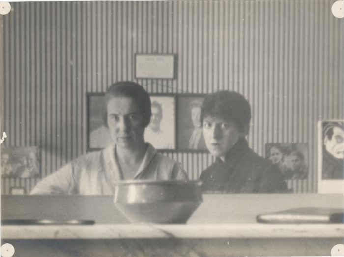Marcel Moore (Suzanne Malherbe) e Claude Cahun (Lucy Schwob), Autorretrato refletido no espelho, 1920.