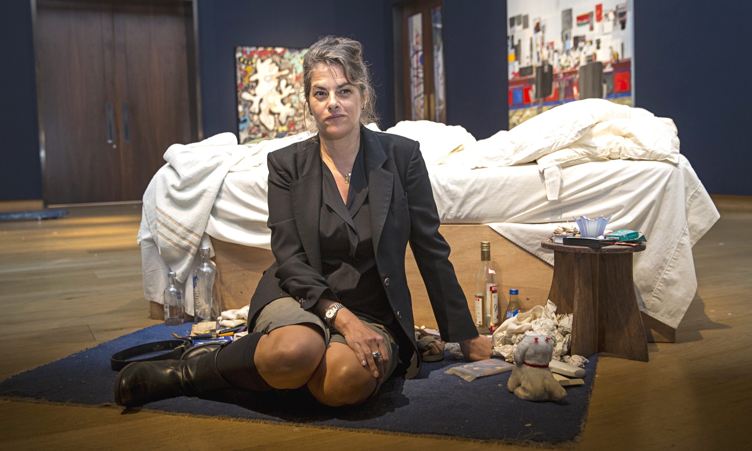 A artista britânica Tracey Emin em frente à sua obra "My Bed", criada em 1998.