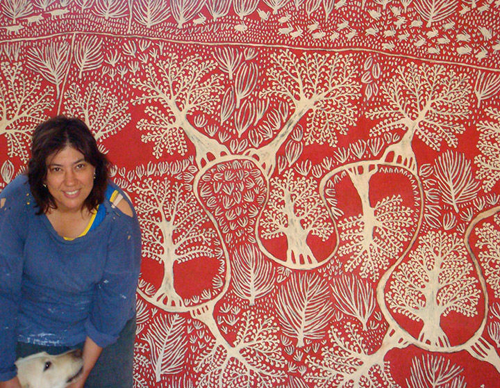Marina Strocchi em frente à sua obra (Jan Murphy Gallery, 2015)