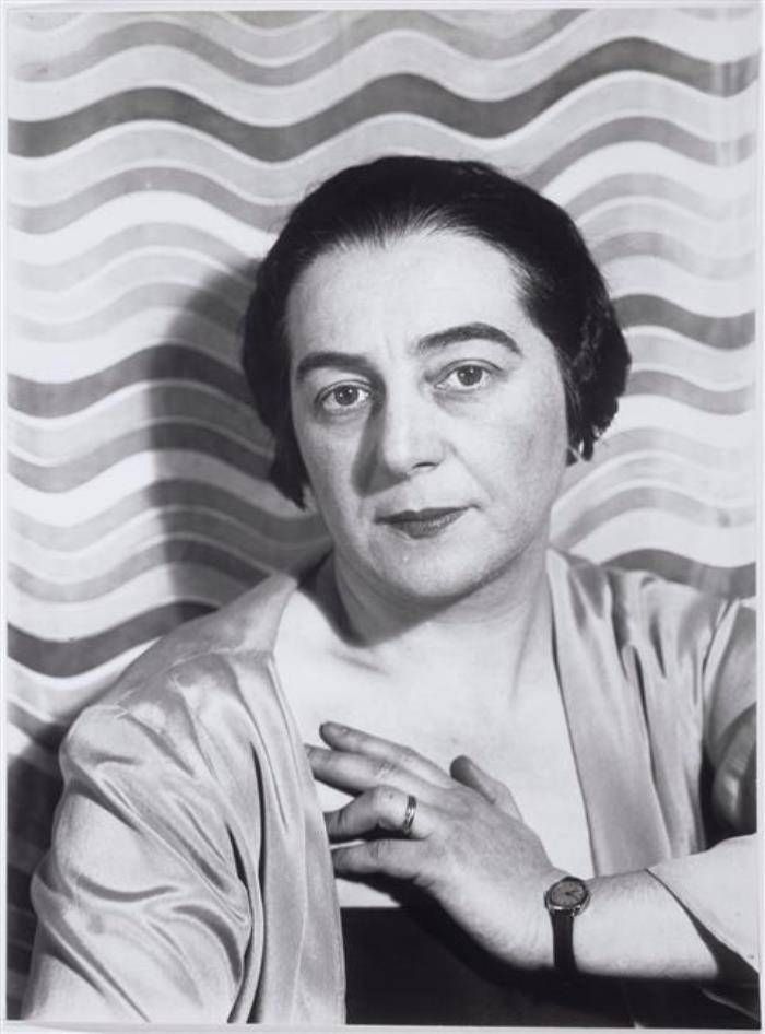 Sonia Delaunay em frente à sua obra 