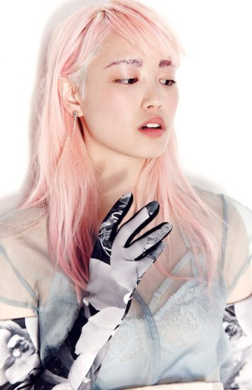 Fernanda Ly com um rosa bem pálido