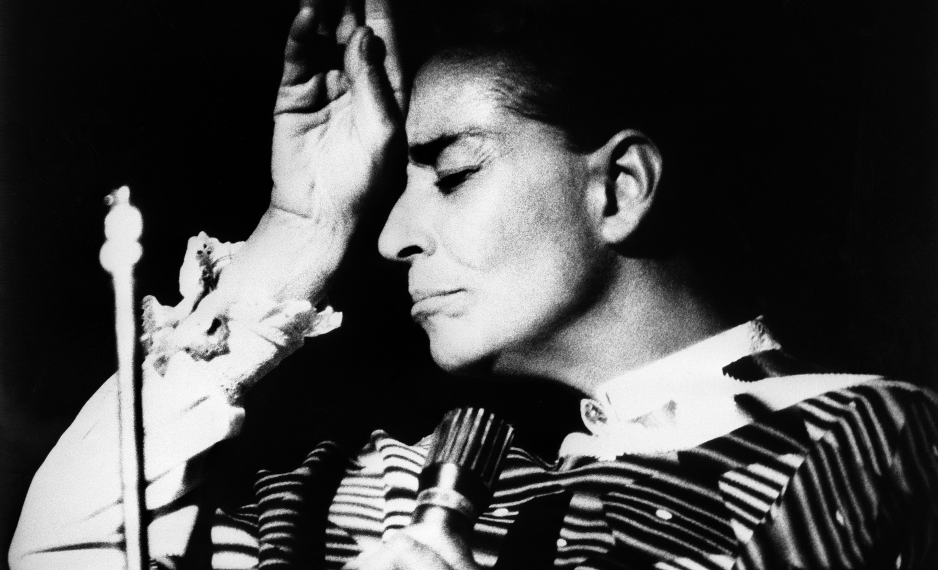 Assista, ouça e conheça: Chavela Vargas